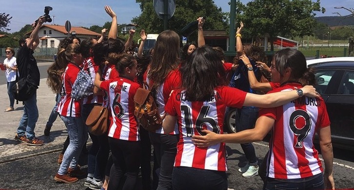Las jugadoras del Athletic celebran el título de Liga. (@AthleticClub)