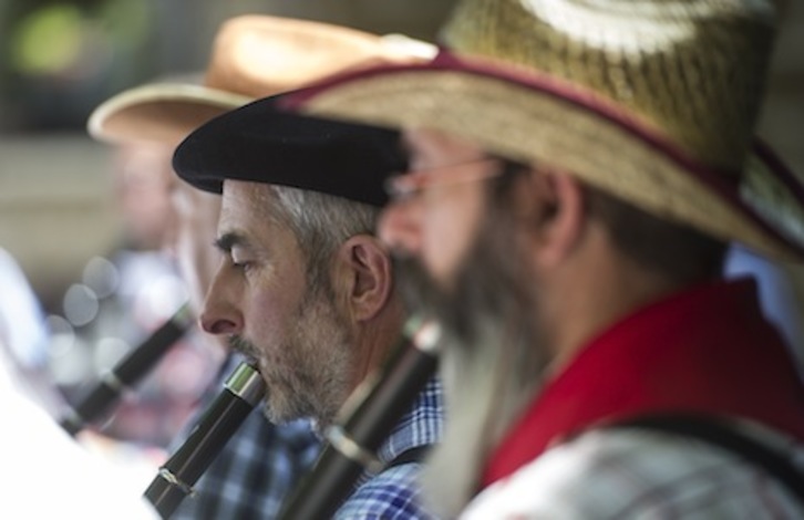 Una edición anterior del Alarde de txistularis. (Jagoba MANTEROLA/ARGAZKI PRESS)