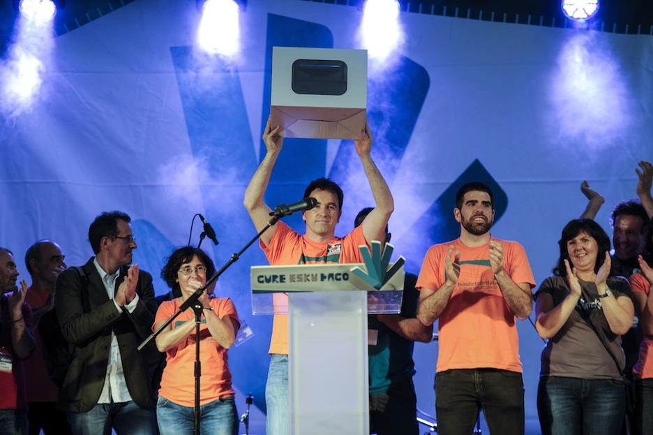 Gure Esku Dago dinamikako ordezkariek Beasainen egin dute egunaren balorazioa. (Jon URBE/ARGAZKI PRESS) Gure Esku Dago dinamikako ordezkariek Beasainen egin dute egunaren balorazioa. (Jon URBE/ARGAZKI PRESS)