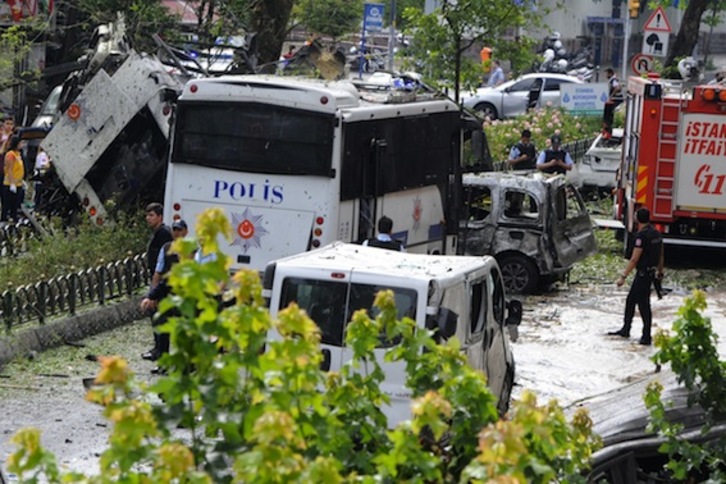 La explosión se ha producido al paso de un autobús policial. (AFP)