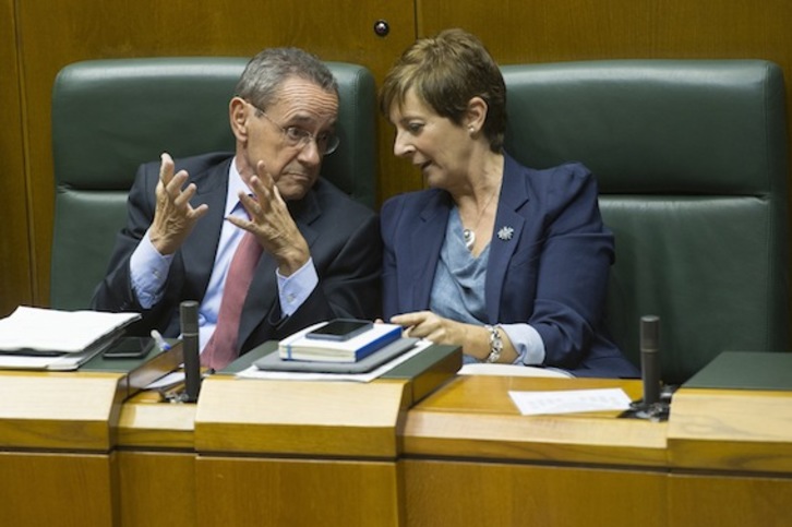 Tapia charla con Toña en una sesión del Parlamento de Gasteiz. (Juanan RUIZ/ARGAZKI PRESS)