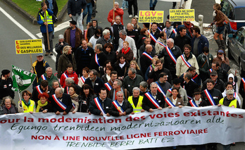 Au Pays Basque Nord et Sud, élus, citoyens et associations sont nombreux à se mobiliser contre la LGV et le GPSO. © Bob EDME
