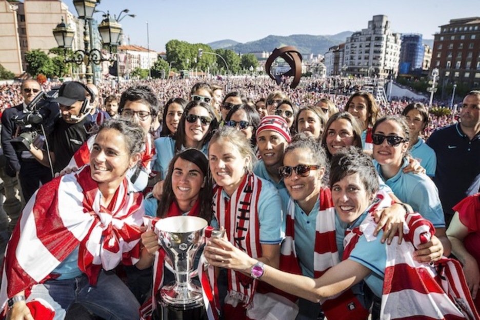 Las jugadoras posan con el trofeo antes de entrar al Ayuntamiento. (Aritz LOIOLA / ARGAZKI PRESS) Las jugadoras posan con el trofeo antes de entrar al Ayuntamiento. (Aritz LOIOLA / ARGAZKI PRESS)