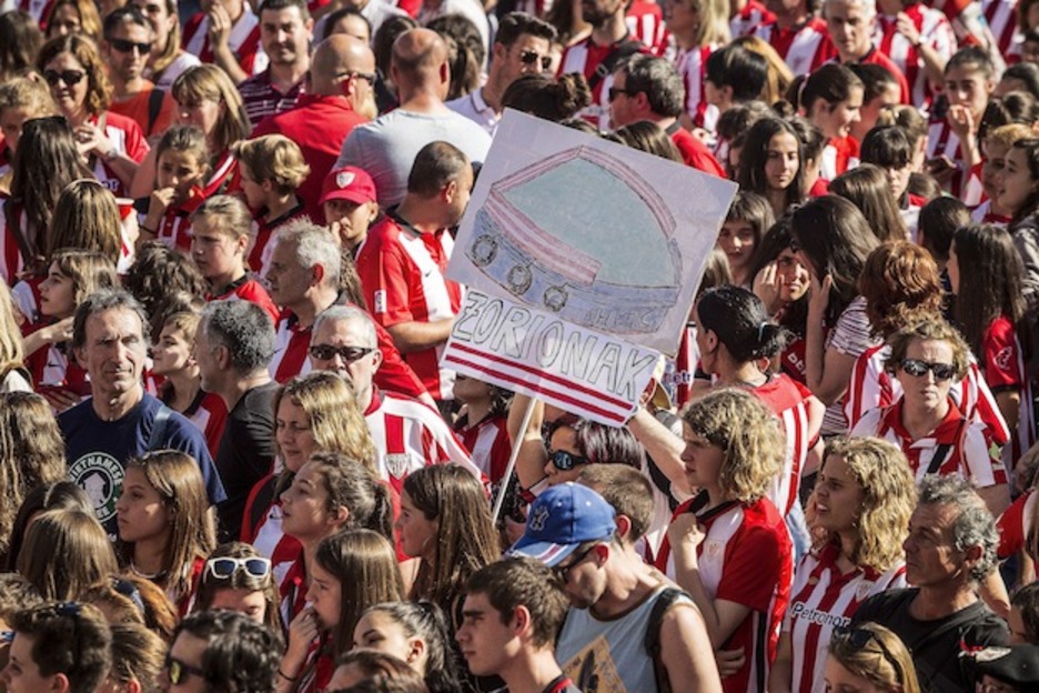Una gabarra de cartulina. (Aritz LOIOLA / ARGAZKI PRESS) Una gabarra de cartulina. (Aritz LOIOLA / ARGAZKI PRESS)