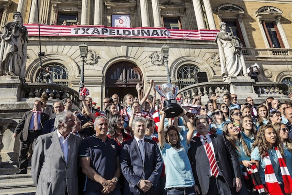 En las escalinatas del Ayuntamiento. (Aritz LOIOLA / ARGAZKI PRESS) En las escalinatas del Ayuntamiento. (Aritz LOIOLA / ARGAZKI PRESS)