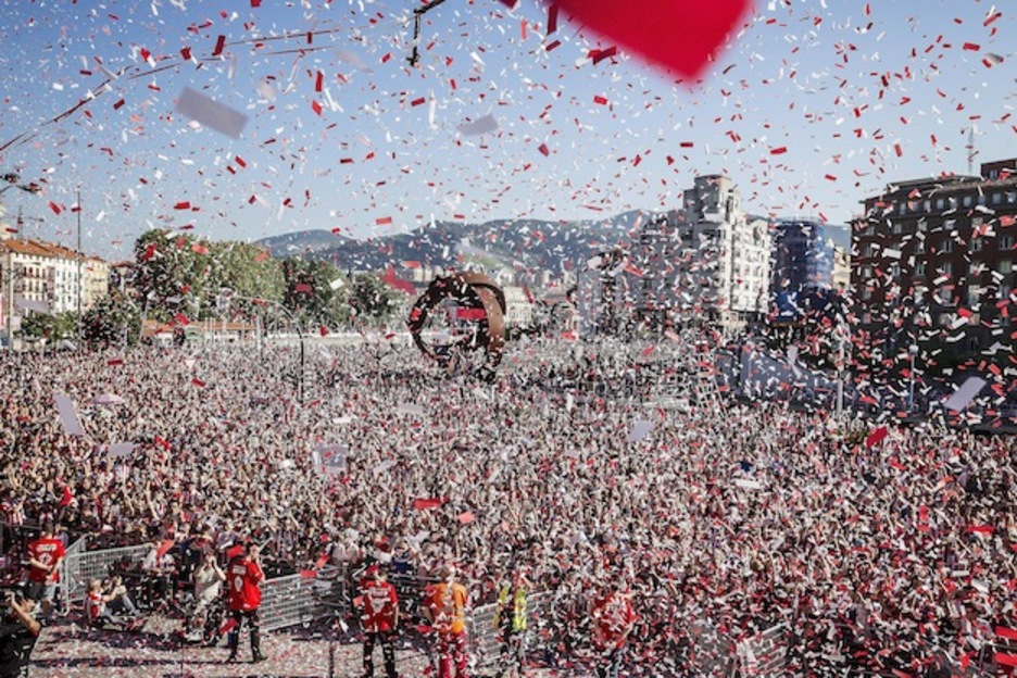 Confeti en rojo y blanco. (Aritz LOIOLA / ARGAZKI PRESS) Confeti en rojo y blanco. (Aritz LOIOLA / ARGAZKI PRESS)