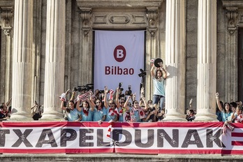 Las campeonas, en el balcón del Ayuntamiento. (Aritz LOIOLA / ARGAZKI PRESS)