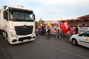 Baionan greban diren postariei elkartasuna adierazi die. Baionan greban diren postariei elkartasuna adierazi die. ©Bob EDME