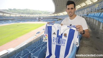 Juanmi posa en Anoeta con la camiseta de la Real. (realsociedad.com)