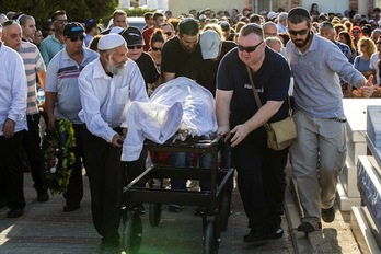 Entierro de una de las víctimas del atentado del miércoles en Tel Aviv. (JACK GUEZ / AFP)