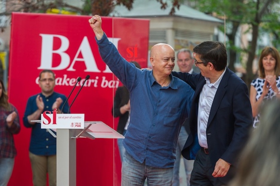 Abrazo entre Odón Elorza y Patxi López en el acto del PSE en Gasteiz. (Juanan RUIZ / ARGAZKI PRESS)