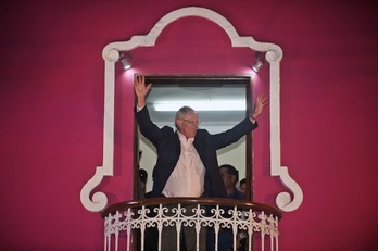 Kucyznski saluda el domingo a sus seguidores tras la jornada electoral. (Ernesto BENAVIDES / AFP)