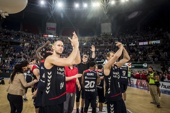 La plantilla baskonista responde a los aplausos del público. (Jaizki FONTANEDA / ARGAZKI PRESS)