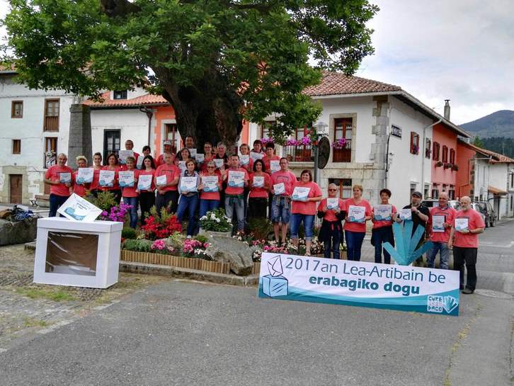 Lea-Artibaiko galdeketak iragartzeko egin duten agerraldia.