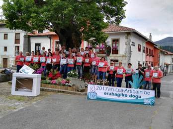 Lea-Artibaiko galdeketak iragartzeko egin duten agerraldia.