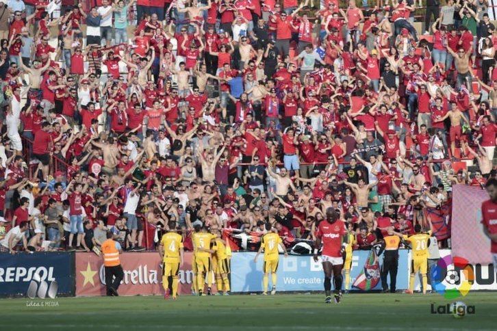 Osasuna celebra el tercer gol junto a la afición. (@CAOsasuna)