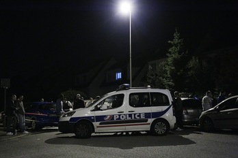 Bloqueo policial en el exterior de la vivienda. (MATTHIEU ALEXANDRE / AFP)