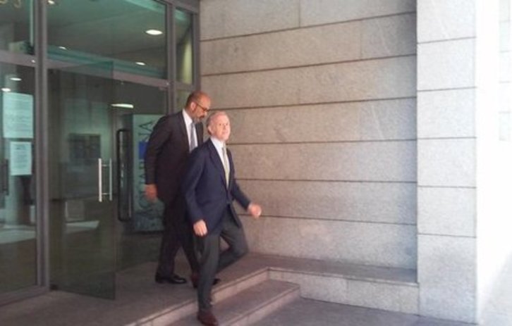Eduardo Inda, a la salida del juzgado de Alcobendas en mayo de 2016. (@albertopradilla)