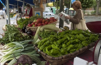 Un puesto de verduras y hortalizas en Gasteiz. (Raúl BOGAJO / ARGAZKI PRESS)