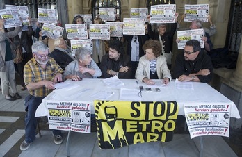 Metroaren aurkako agiria Fito Rodriguezek eta Detritus margolariak aurkeztu dute, Satorralaiako kideekin. (Jon URBE/ARGAZKI PRESS)