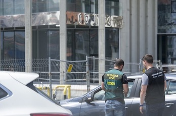 Agentes de la Guardia Civil, durante el registro en Pasaia. (Jon URBE/ARGAZKI PRESS)