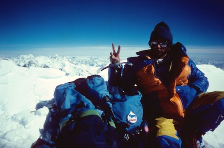 Josema Casimiro en la cima del K-2, fotografiado por Mari Abrego.