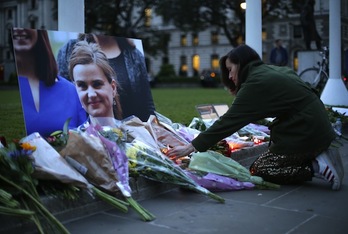 Flores y velas en recuerdo a Jo Cox ante el Parlamento de Londres. (Daniel LEAL-OLIVAS / AFP) 