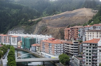 Kamiñaldeko lanak, Ondarroan. (Luis JAUREGIALTZO/ARGAZKI PRESS)