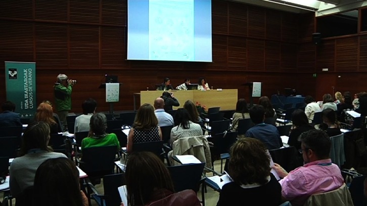 Jonan Fernández ha presentado el decreto en el congreso sobre «Justicia restaurativa y terapéutica». (IREKIA)