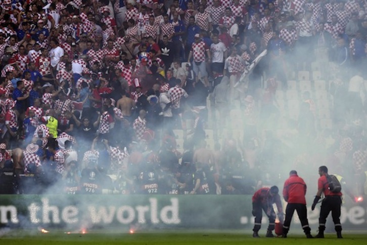 Las bengalas lanzadas en el partido entre Croacia y República Checa obligaron a detener el partido unos minutos. (Philipp DESMAZES/AFP)