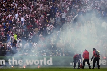 Las bengalas lanzadas en el partido entre Croacia y República Checa obligaron a detener el partido unos minutos. (Philipp DESMAZES/AFP) 