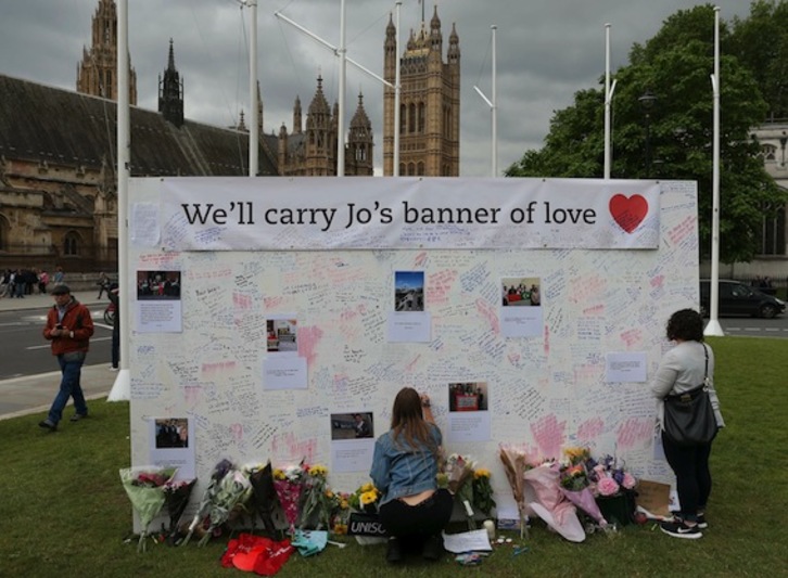 Un panel con mensajes de recuerdo a la diputada Jo Cox en Londres. (Daniel LEAL-OLIVAS/AFP)