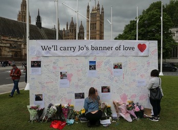 Un panel con mensajes de recuerdo a la diputada Jo Cox en Londres. (Daniel LEAL-OLIVAS/AFP) 