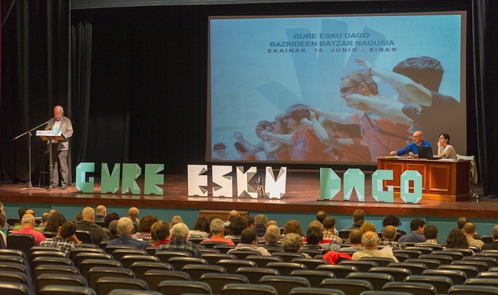 Gure Esku Dagok Eibarren egin duen batzarraren irudia. (GURE ESKU DAGO) Gure Esku Dagok Eibarren egin duen batzarraren irudia. (Juanan RUIZ/ARGAZKI PRESS)