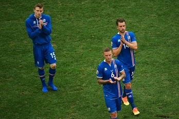 Los jugadores islandeses aplauden a sus seguidores tras el encuentro. (Bertrand LANGLOIS/AFP)