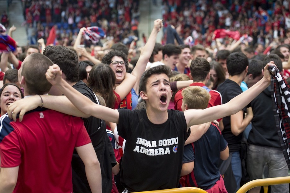 Seguidores rojillos celebran el gol de Kodro en el Anaitasuna. (Iñigo URIZ/ARGAZKI PRESS) Seguidores rojillos celebran el gol de Kodro en el Anaitasuna. (Iñigo URIZ/ARGAZKI PRESS)