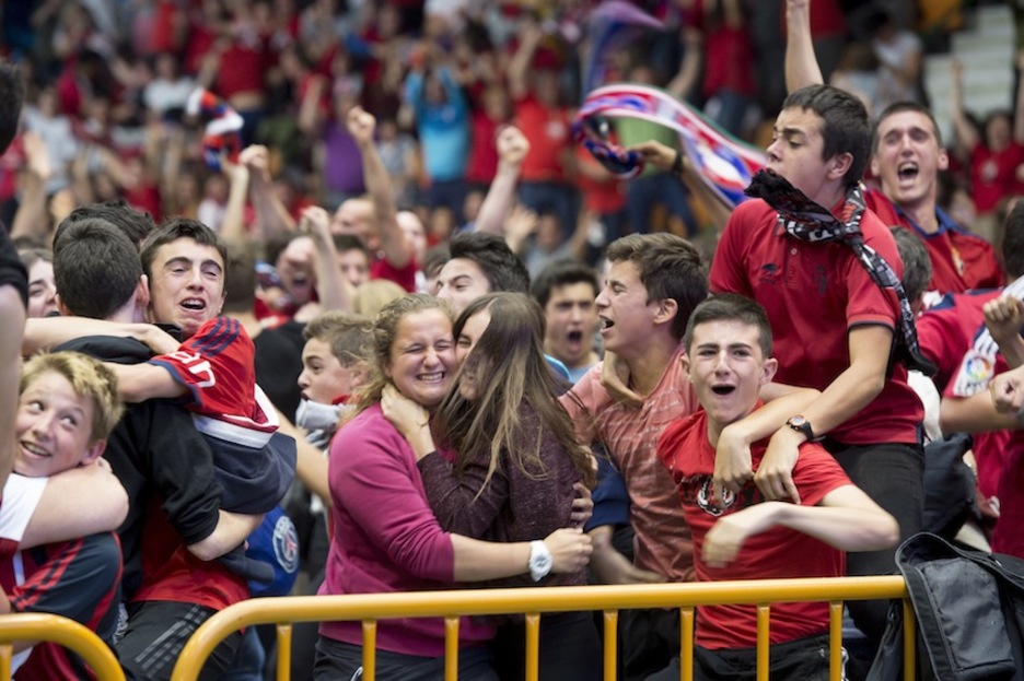 Seguidores rojillos celebran el gol de Kodro en el Anaitasuna. (Iñigo URIZ/ARGAZKI PRESS) Seguidores rojillos celebran el gol de Kodro en el Anaitasuna. (Iñigo URIZ/ARGAZKI PRESS)