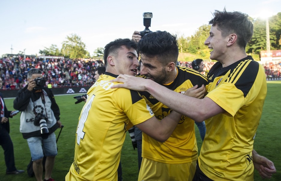 Compañeros felicitan a Kodro, autor del gol. (Jagoba MANTEROLA/ARGAZKI PRESS) Compañeros felicitan a Kodro, autor del gol. (Jagoba MANTEROLA/ARGAZKI PRESS)
