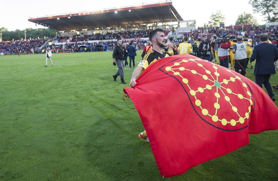 El capitán Oier, con una bandera de Nafarroa. (Jagoba MANTEROLA/ARGAZKI PRESS) El capitán Oier, con una bandera de Nafarroa. (Jagoba MANTEROLA/ARGAZKI PRESS)