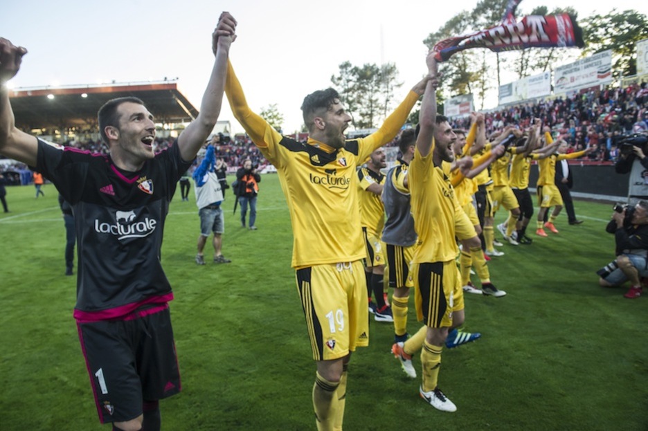 Los jugadores se dirigen hacia los aficionados. (Jagoba MANTEROLA/ARGAZKI PRESS) Los jugadores se dirigen hacia los aficionados. (Jagoba MANTEROLA/ARGAZKI PRESS)