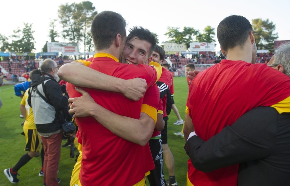 Abrazos tras la hazaña conseguida. (Jagoba MANTEROLA/ARGAZKI PRESS) Abrazos tras la hazaña conseguida. (Jagoba MANTEROLA/ARGAZKI PRESS)