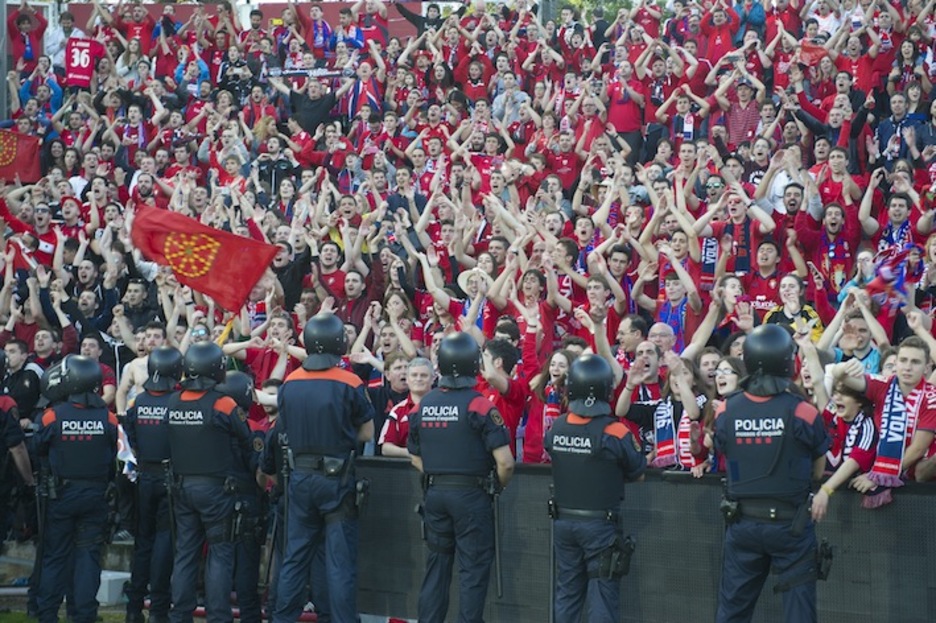 Aficionados gorritxos celebran el ascenso vigilados por la Policía. (Jagoba MANTEROLA/ARGAZKI PRESS) Aficionados gorritxos celebran el ascenso vigilados por la Policía. (Jagoba MANTEROLA/ARGAZKI PRESS)
