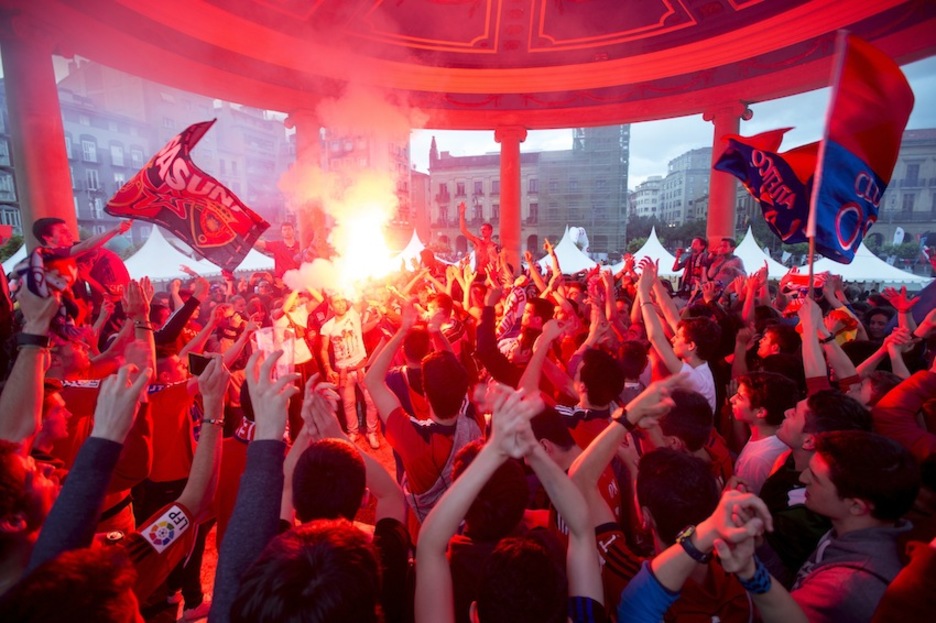 Bengalas en la Plaza del Castillo de Iruñea para celebrar el ascenso. (Iñigo URIZ/ARGAZKI PRESS) Bengalas en la Plaza del Castillo de Iruñea para celebrar el ascenso. (Iñigo URIZ/ARGAZKI PRESS)