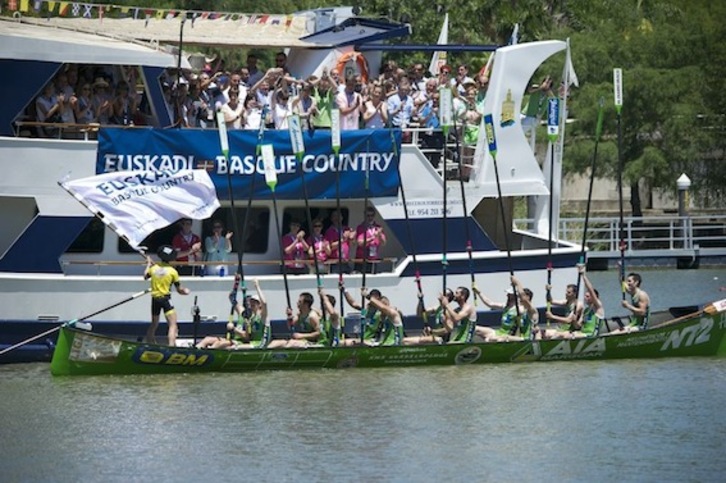 Hondarribiako arraunlariak izan dira nagusi Sevillan. (SAN MIGUEL LIGA)