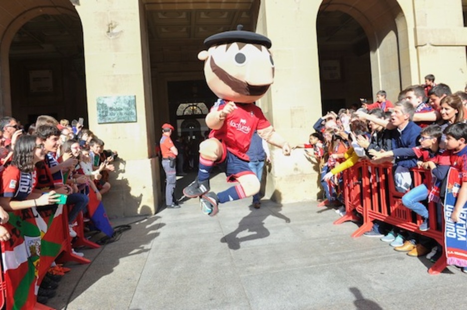 Alegría a las puertas del Palacio de Nafarroa. (Idoia ZABALETA/ARGAZKI PRESS) Alegría a las puertas del Palacio de Nafarroa. (Idoia ZABALETA/ARGAZKI PRESS)