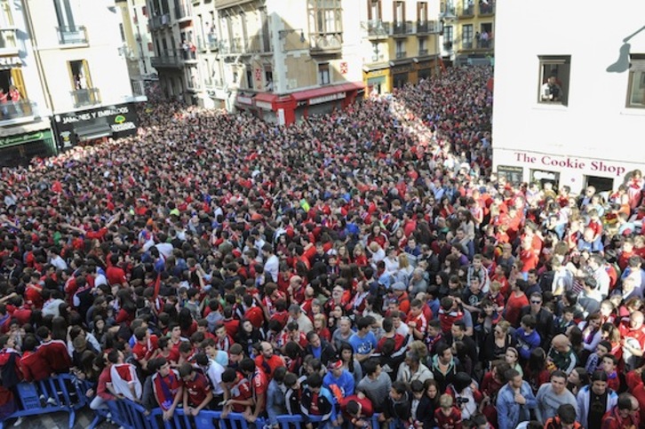 La plaza del Ayuntamiento, abarrotada.  (Idoia ZABALETA/ARGAZKI PRESS)