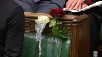 Los diputados han depositado una rosa roja y otra blanca en el escaño de Jo Cox. (AFP)