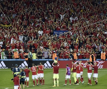 Los jugadores galeses y sus seguidores celebran el pase a octavos. (AFP)
