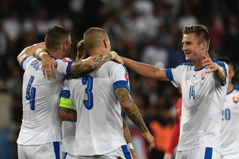 Los jugadores eslovacos celebran el empate. (Philippe DESMAZES/AFP)