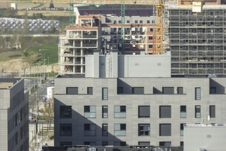 La Cámara navarra ha aprobado por unanimidad hacer efectivo el derecho a una vivienda digna. (Jagoba MANTEROLA/FOKU)